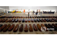 La cifra de inmigrantes muertos en Lampedusa se eleva a 194 Féretros de las víctimas del naufragio en un hangar del aeropuerto de Lampedusa, el 5 de octubre de 2013