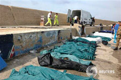 Al menos 82 muertos al naufragar una patera en Lampedusa Varios cadáveres tapados en el puerto de Lampedusa el 3 de octubre de 2013