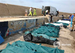 Varios cadáveres tapados en el puerto de Lampedusa el 3 de octubre de 2013