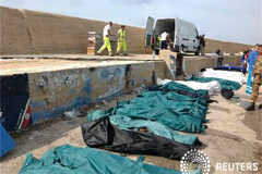 Cientos de muertos y desaparecidos al naufragar un barco en Lampedusa Al menor 82 muertos al naufragar una patera en Lampedusa