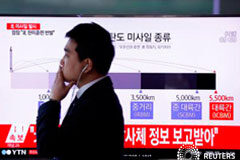 Corea del Norte lanza cuatro misiles balísticos al mar cerca de Japón Un hombre pasa por delante de un televisor que transmite la noticia sobre el lanzamiento de misiles balísticos de Corea del Norte, foto tomada en una estación de tren en Seúl, Corea del Sur, 6 de marzo de 2017