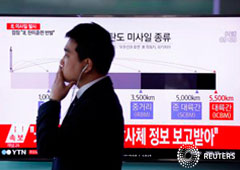 Un hombre pasa por delante de un televisor que transmite la noticia sobre el lanzamiento de misiles balísticos de Corea del Norte, foto tomada en una estación de tren en Seúl, Corea del Sur, 6 de marzo de 2017 Un hombre pasa por delante de un televisor que transmite la noticia sobre el lanzamiento de misiles balísticos de Corea del Norte, foto tomada en una estación de tren en Seúl, Corea del Sur, 6 de marzo de 2017