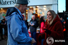 ¿Cambio de lealtades? El Brexit despierta dudas electorales en Inglaterra Laura Smith, la candidata del Partido Laborista para Crewe y Nantwich, habla con un hombre local mientras hace campaña en Crewe, Reino Unido, el 13 de noviembre de 2019.