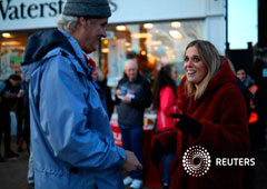 Laura Smith, la candidata del Partido Laborista para Crewe y Nantwich, habla con un hombre local mientras hace campaña en Crewe, Reino Unido, el 13 de noviembre de 2019.