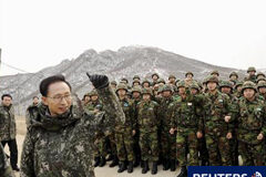 El presidente surcoreano pide diálogo en la crisis nuclear Lee Myung-bak tras hacerse una foto con soldados en una visita a un puesto de observación militar en la zona desmilitarizada en Yanggu, al noreste de Seúl.