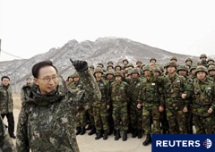 Lee Myung-bak tras hacerse una foto con soldados en una visita a un puesto de observación militar en la zona desmilitarizada en Yanggu, al noreste de Seúl.