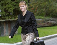 España quiere retirar la custodia de los hijos al maltratador Leire Pajín llega a una reunión en el Palacio de la Moncloa en Madrid el 22 de octubre de 2010.