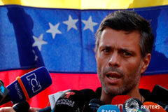 Leopoldo López dice que se reunió con militares en Venezuela, anticipa «más movimiento» Leopoldo López, hablando con la prensa en la residencia del embajador de España en Caracas, el 2 de mayo de 2019