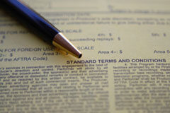 Un análisis sobre las cláusulas abusivas en los contratos Un contrato con un bolígrafo encima.