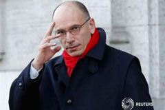 Letta presentará su dimisión como primer ministro a la 1 p.m Letta hace un gesto al dejar su casa en el centro de Roma el 1 de febrero