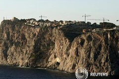 La nueva ley de costas, ¿salvación o condena para el litoral español? Casas y grúas en Cala Llamp en Andratx, al suroeste de la isla de Mallorca, el 4 de diciembre de 2006