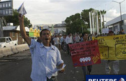 Protesta por la entrada en vigor de la ley inmigrante de Arizona manifestantes en una protesta en un puesto fronterizo durante el primer día de entrada en vigor de algunos puntos de la ley de Arizona, en Nogales, en el estado mexicano de Sonora, el 29 de julio de 2010.