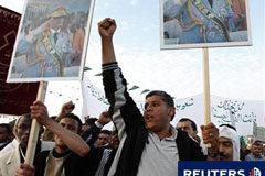 Libia prepara por las redes sociales un «día de la ira» para hoy Seguidores cantan eslóganes a favor del líder libio Muamar Gadafi durante una ceremonia para conmemorar el nacimiento del profeta Mahoma en Trípoli, el 13 de febrero de 2011.