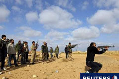 Libia dice estar lista para el cambio pero Gadafi se queda Grupos de voluntarios participan en un entrenamiento con armas a las afueras de Bengasi, en Libia, el 4 de abril de 2011.