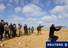 Grupos de voluntarios participan en un entrenamiento con armas a las afueras de Bengasi, en Libia, el 4 de abril de 2011.