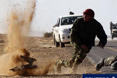 Rebeldes y residentes huyen en Libia por temor a un ataque Rebeldes combatientes huyen de la metralla durante un intenso bombardeo de lsa fuerzas leales al líder libio Muamar Gadafi cerca de Bin Jawad, el 6 de marzo de 2011.