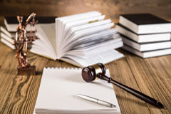 Nueva reforma del Código Penal Imagen de la justicias, unos libros y un mazo sobre la mesa