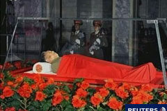Corea del Norte se blinda en el duelo por la muerte de su líder En la imagen, el cadáver del líder norcoreano Kim Jong-il en la capilla ardiente en el Palacio Memorial Kumsusan