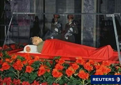 En la imagen, el cadáver del líder norcoreano Kim Jong-il en la capilla ardiente en el Palacio Memorial Kumsusan