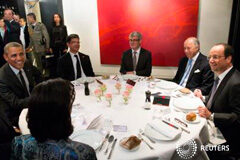 Líderes mundiales se ven en recuerdo del Día D y con esperanzas por Ucrania Cena entre el presidente de EEUU, Barack Obama (izq.), el ministro francés de Asuntos Exteriores, Laurent Fabius (2º por la izq. ), y el presidente francés y anfitrión, François Hollande (dcha.) en París el 5 de junio