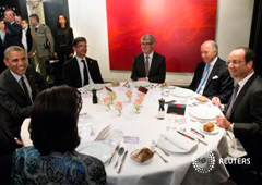 Cena entre el presidente de EEUU, Barack Obama (izq.), el ministro francés de Asuntos Exteriores, Laurent Fabius (2º por la izq. ), y el presidente francés y anfitrión, François Hollande (dcha.) en París el 5 de junio