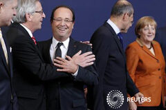 La UE acuerda completar los detalles del supervisor bancario Los líderes de la UE, entre ellos el presidente francés, François Hollande y la canciler alemana, Angela Merkel, tras una foto de familia en la sede del Consejo Europeo en Bruselas, el 18 de octubre de 2012