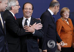 Los líderes de la UE, entre ellos el presidente francés, François Hollande y la canciler alemana, Angela Merkel, tras una foto de familia en la sede del Consejo Europeo en Bruselas, el 18 de octubre de 2012 Los líderes de la UE, entre ellos el presidente francés, François Hollande y la canciler alemana, Angela Merkel, tras una foto de familia en la sede del Consejo Europeo en Bruselas, el 18 de octubre de 2012
