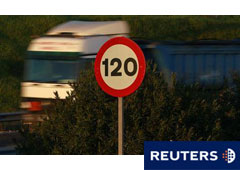 Un camión pasa junto a una señal de límite de velocidad por la A-49, cerca de Sevilla, el 25 de febrero de 2011.