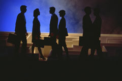 La Comisión Europea plantea reformas clave en litigios transfronterizos Varias personas con maletines.