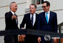 Representantes de comercio de EEUU y China acuerdan reforzar la cooperación El secretario del Tesoro de EEUU, Steve Mnuchin (derecha) y el representante de Comercio Robert Lighthizer dan la bienvenida al Viceprimer Ministro de China Liu He antes de las negociaciones comerciales de los dos países en Washington, EEUU, el 10 de octu