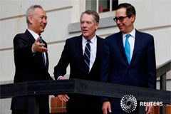 Representantes de comercio de EEUU y China acuerdan reforzar la cooperación El secretario del Tesoro de EEUU, Steve Mnuchin (derecha) y el representante de Comercio Robert Lighthizer dan la bienvenida al Viceprimer Ministro de China Liu He antes de las negociaciones comerciales de los dos países en Washington, EEUU, el 10 de octu