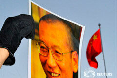 Muere el premio Nobel de la Paz Liu Xiaobo, según las autoridades chinas Liu Xiaobo en una foto a las puertas de la embada de Oslo en una fotografía de archivo de 2010.