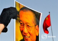 Liu Xiaobo en una foto a las puertas de la embada de Oslo en una fotografía de archivo de 2010.