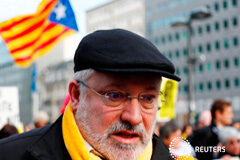 El Supremo reactiva las euroórdenes contra tres líderes separatistas catalanes El político catalán Lluís Puig habla con los medios de comunicación durante una protesta frente a la sede de la Comisión Europea en Bruselas, Bélgica, el 12 de febrero de 2019.