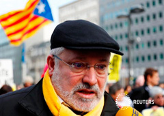 El político catalán Lluís Puig habla con los medios de comunicación durante una protesta frente a la sede de la Comisión Europea en Bruselas, Bélgica, el 12 de febrero de 2019.