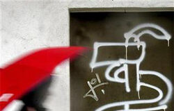 Detenido el número dos del aparato político de ETA Un joven pasa junto a un logo de ETA en una fotografía de archivo de 2004 tomada en las calles de Guernica.