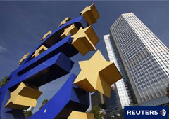 Un enorme logo del euro es fotografiado frente a la sede del BCE en Fráncfort