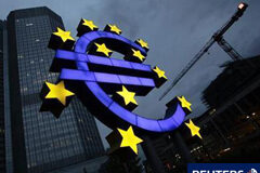 La petición de bancos españoles al BCE, en máximos de 18 meses Logo del euro iluminado ante la sede del BCE en la ciudad alemana de Fráncfort en abril de 2011.