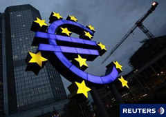 Logo del euro iluminado ante la sede del BCE en la ciudad alemana de Fráncfort en abril de 2011.
