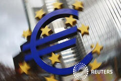 El BCE adjudica 530.000 millones de euros en fondos a 3 años Una escultura del euro frente a la sede del Banco Central Europeo en Fráncfort el 24 de enero de 2012