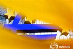 El BCE y los países del euro preparan una acción coordinada El logo del euro en la sede del BCE en Fráncfort, el 11 de julio de 2012