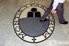 El Gobierno de Italia sale al rescate del banco Monte dei Paschi Un hombre camina sobre un logo del banco Monte Dei Paschi Di Siena en Roma, Italia, el 24 de septiembre de 2013