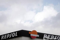 Dos provincias argentinas quitan concesiones a YPF Un logo de Repsol en una gasolinera cerca de Valencia