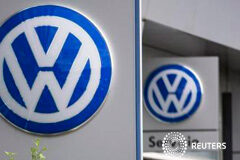 La Audiencia Nacional investigará a Volkswagen por las emisiones Logos de Volkswagen en un concesionario de Madrid, el 20 de octubre de 2015