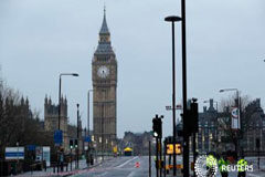 La policía británica realiza detenciones tras el ataque en Londres, dice Sky Policías en el puente de Westminster el 23 de marzo de 2017 en Londres