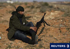 Un rebelde custodia el último punto de control en la carretera desde Bin Jawad hacia Naufiliya, el 29 de marzo de 2011.