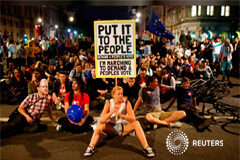 Los laboristas británicos planean usar el Parlamento para evitar un Brexit duro Un manifestante sostiene una pancarta durante una protesta contra el Brexit frente al Parlamento en Londres. 28 de agosto de 2019