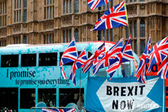 Londres y Bruselas pactan el Brexit y ahora es el turno de Westminster FOTO DE ARCHIVO: Un autobús de pasajeros pasa frente a una manifestación pro-Brexit en Westminster, Londres, el 30 de septiembre de 2019