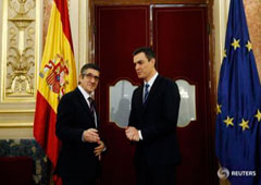 Los entonces presidente del Congreso, Patxi López (I), y líder socialista, Pedro Sánchez, antes de una reunión en el Congreso de los Diputados en Madrid, España, el 15 de febrero de 2016