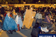 Miles de personas duermen en la calle en Lorca tras el seísmo Residentes pasan la noche al raso en un área abierta en Lorca, Murcia, el 11 de mayo de 2011.